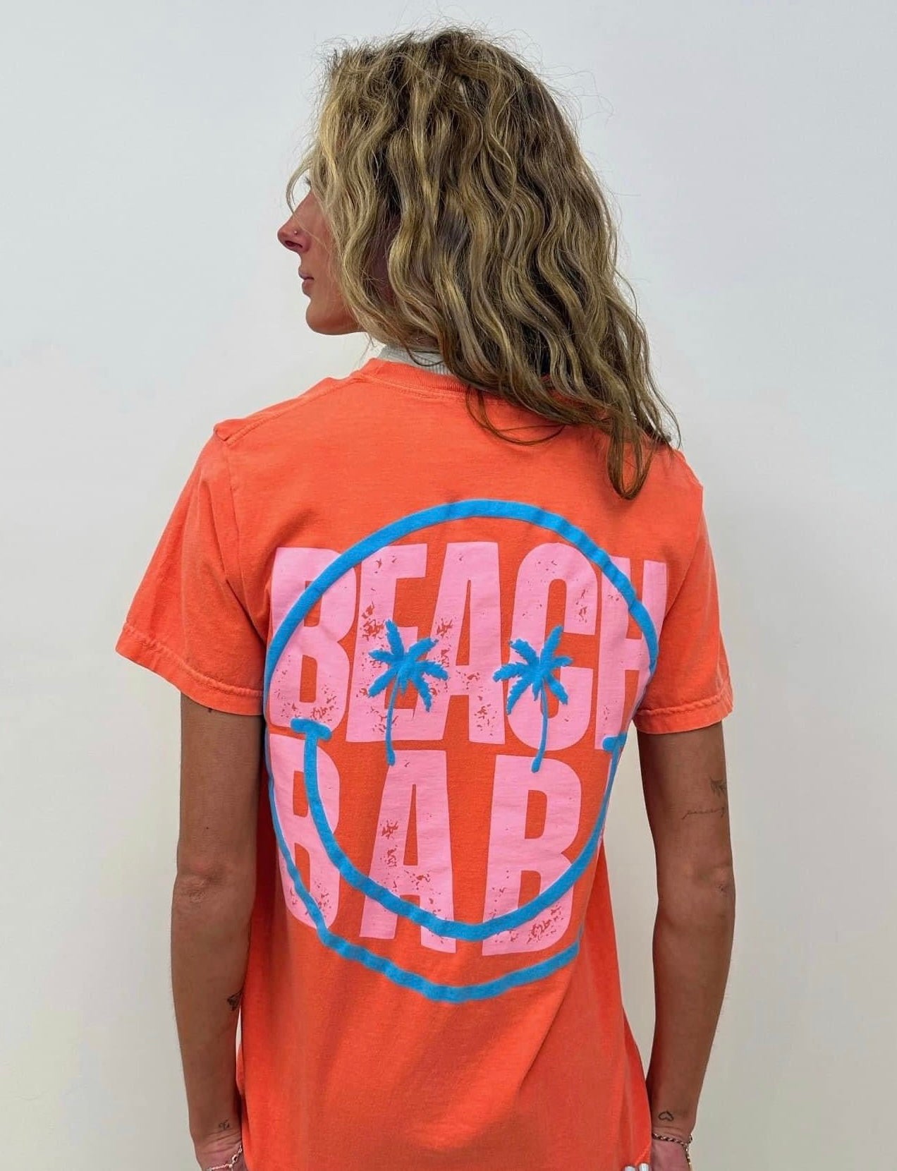 BEACH BABE SMILEY TEE (Bright Salmon)