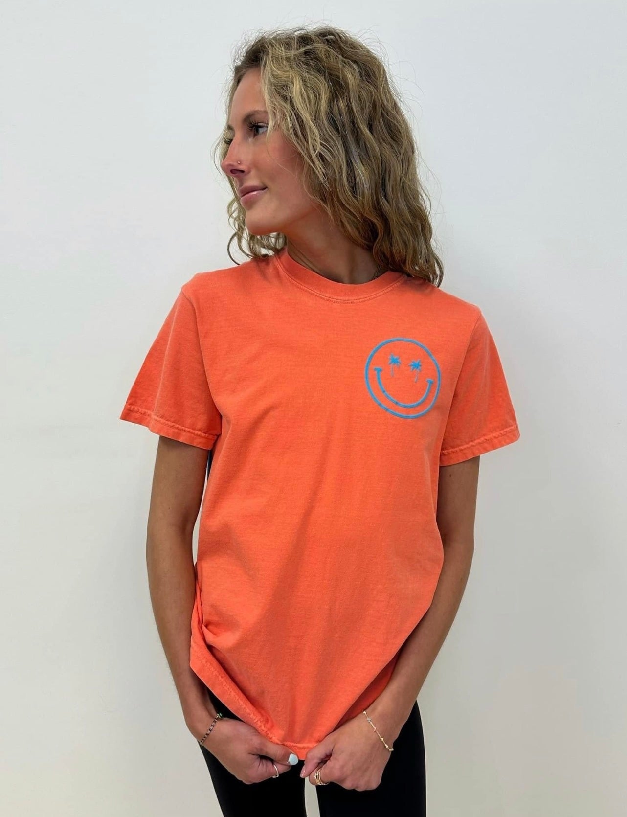 BEACH BABE SMILEY TEE (Bright Salmon)