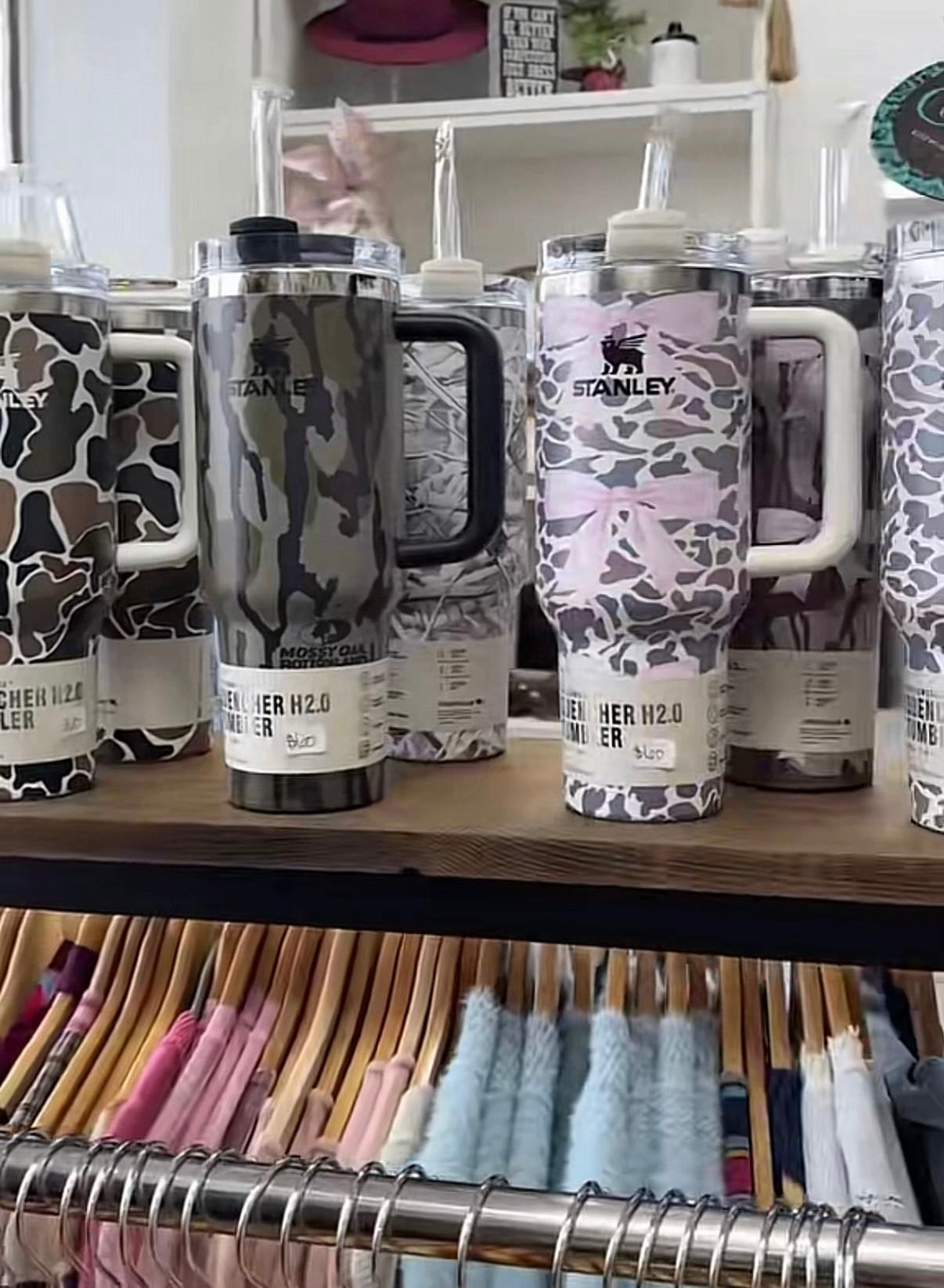 40oz Light Duck Camo Bows Tumbler
