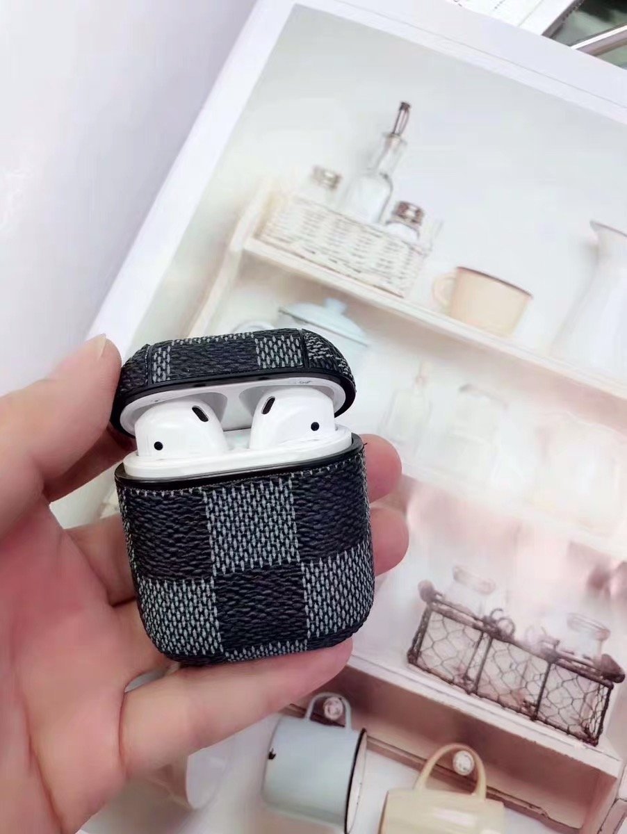 Jetsetter Collection Checkered Airpods Case